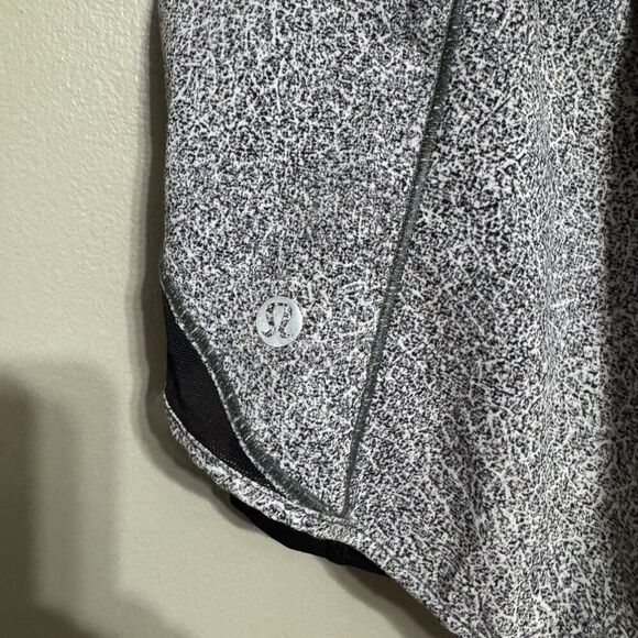 Lululemon Hotty Hot Short (Naked 4") size 6 - Picture 6 of 8